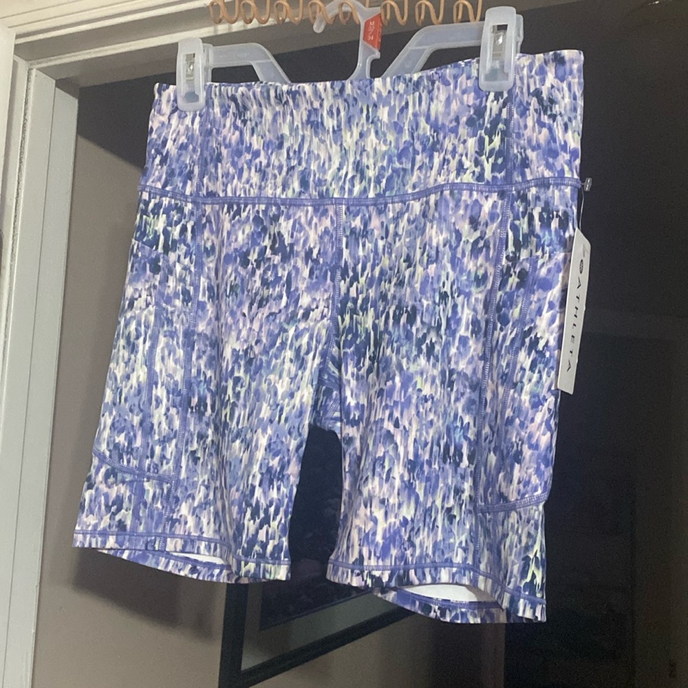 Athleta Women’s Ultimate Stash 7” shorts with pockets; size: large